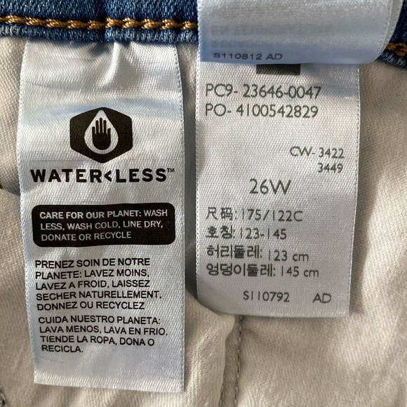 ✨NWOT✨Levi’s | Medium-Wash Denim Cuffed Classic Bermuda Jean Shorts Sz 26W-Wide - Picture 13 of 16